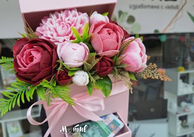 Кутия с чекмедже с божури - 65 лв
