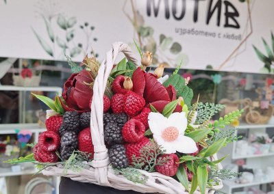кашпа с мак и плодове