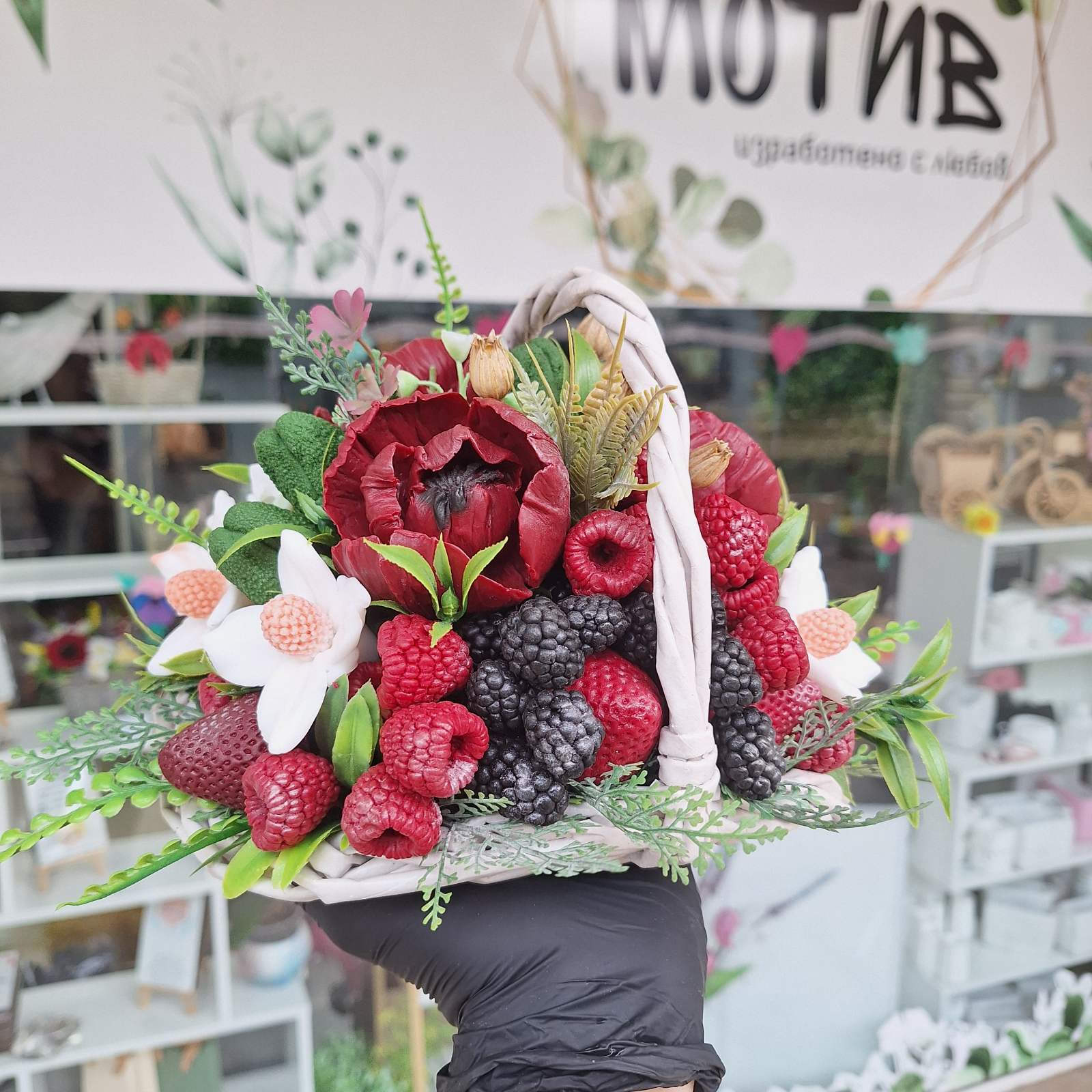 Кашпа с мак и плодове