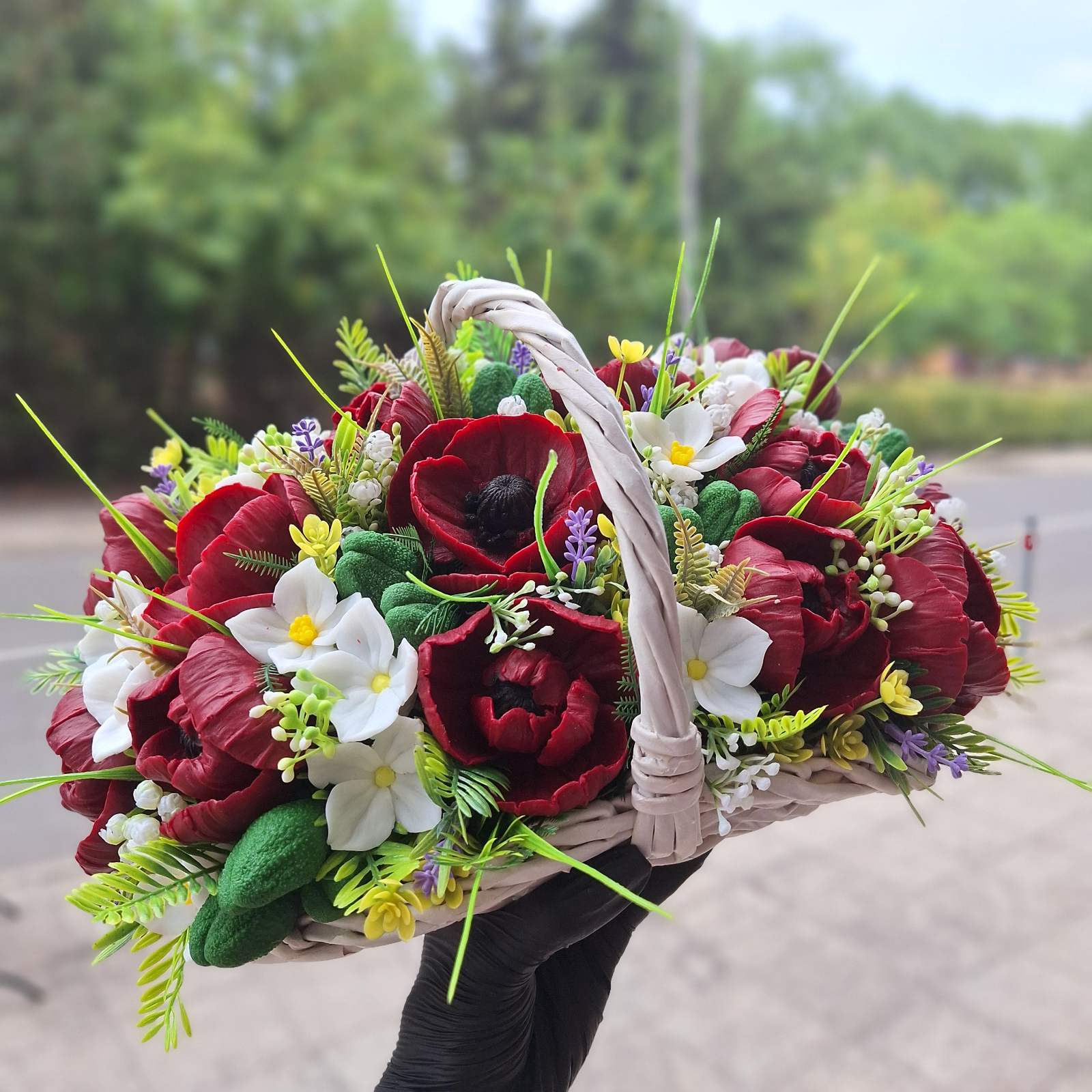 Кашпа с мак и бели цветя