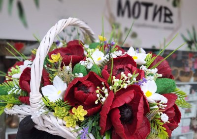 Кашпа с мак и бели цветя