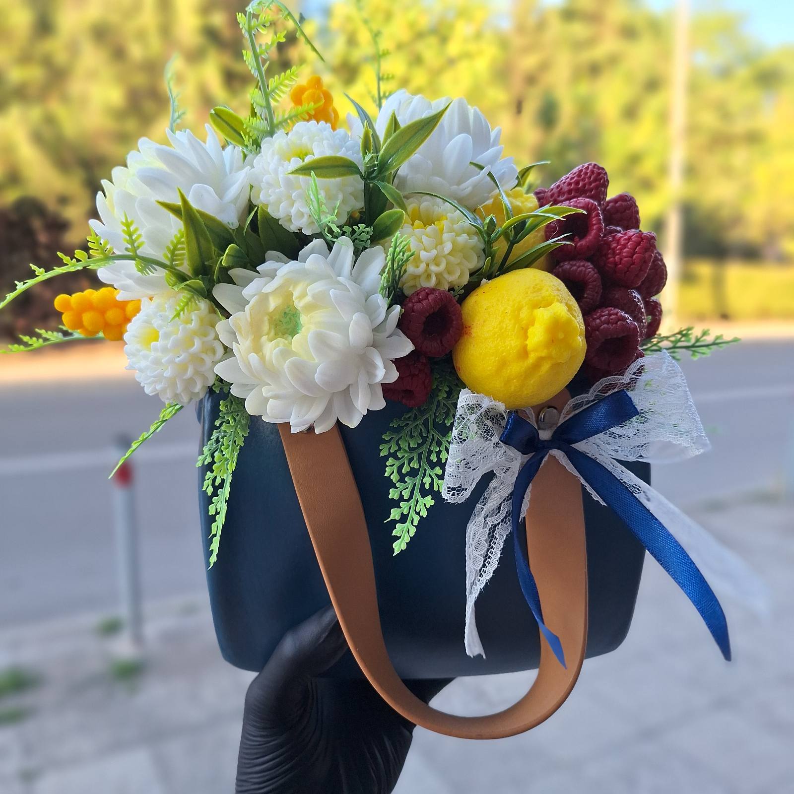Керамична чанта с хризантеми и плодове