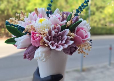 Бяла кашпа с лалета,рози и хризантеми