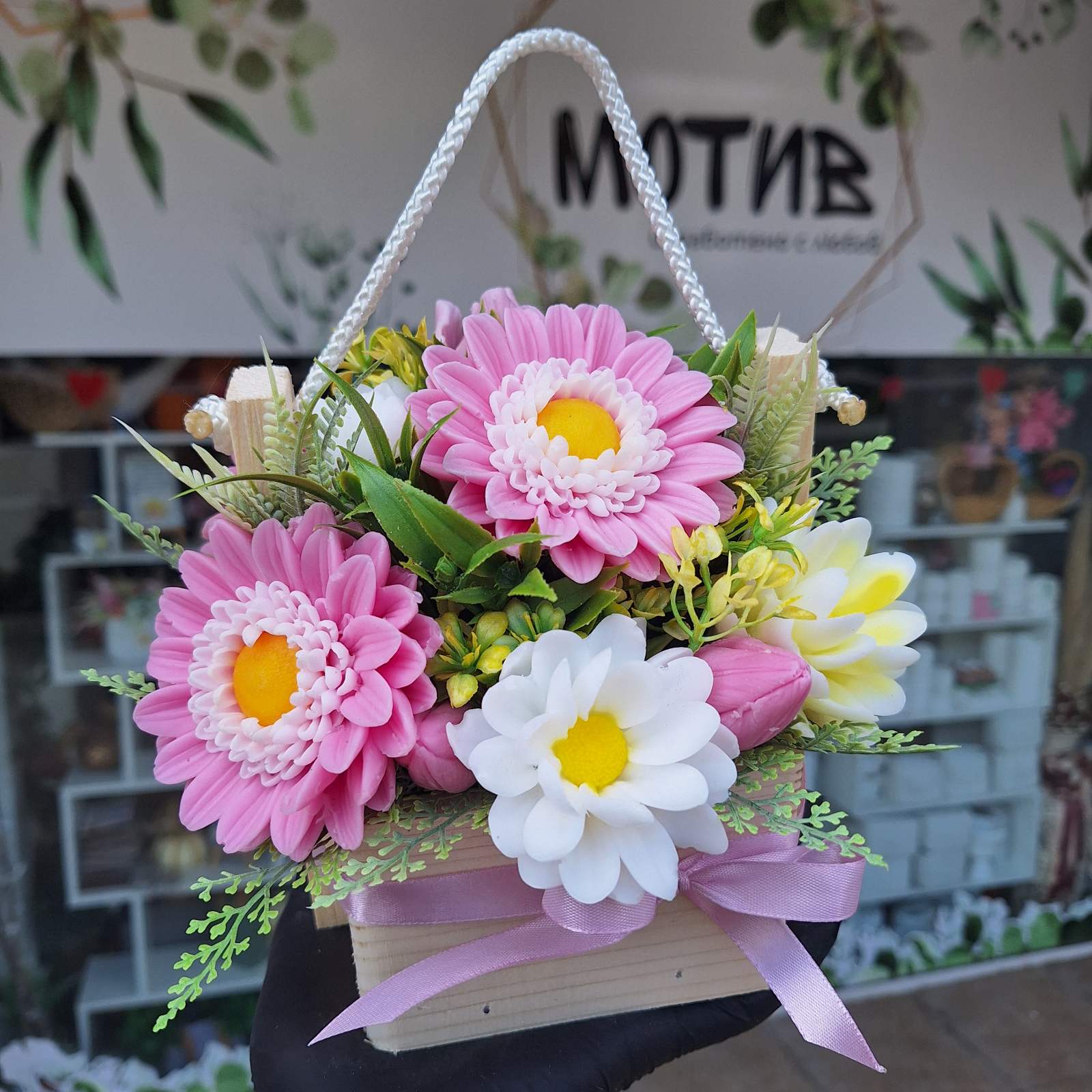 Дървено ведро с гербери и хризантеми