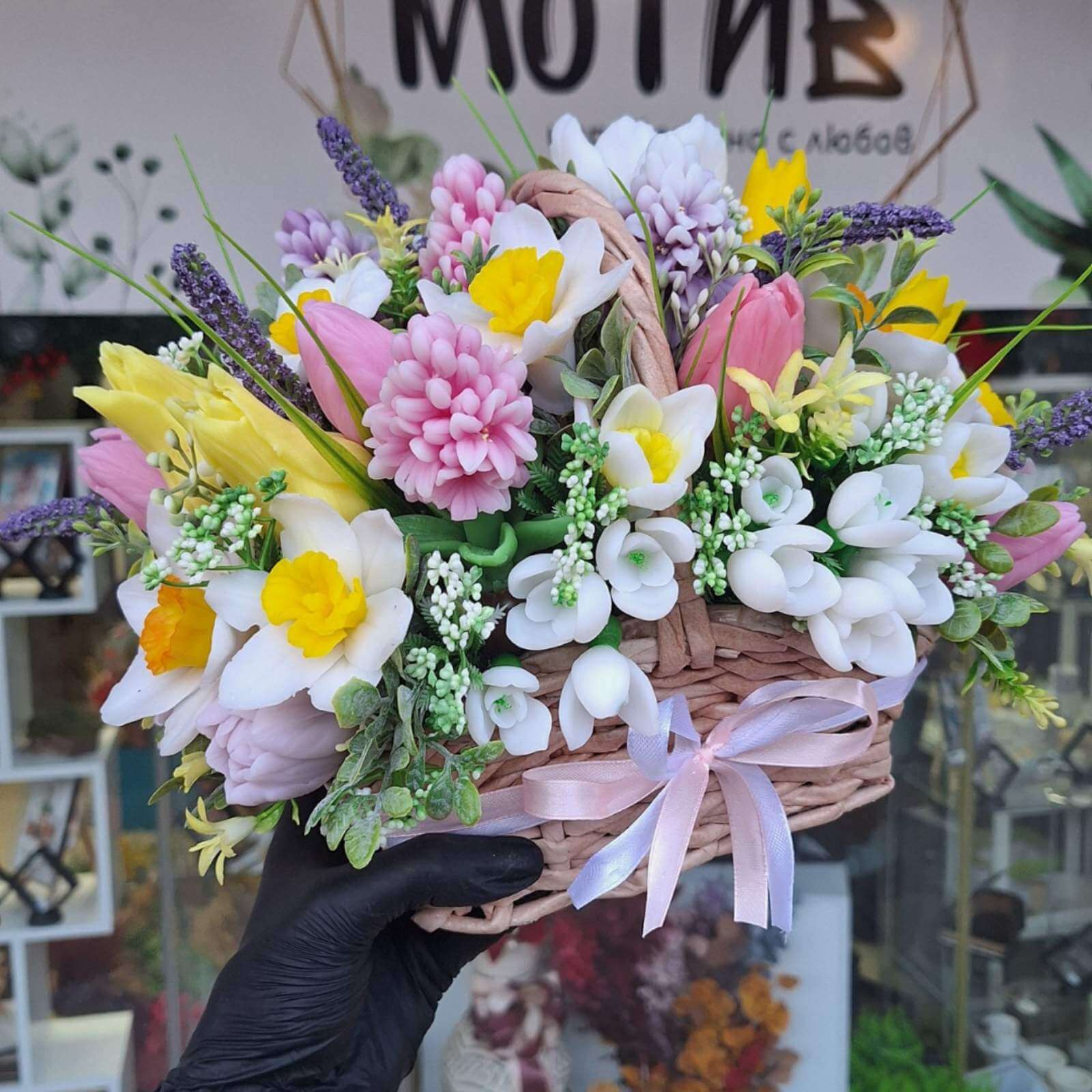 Кошница с пролетни цветя