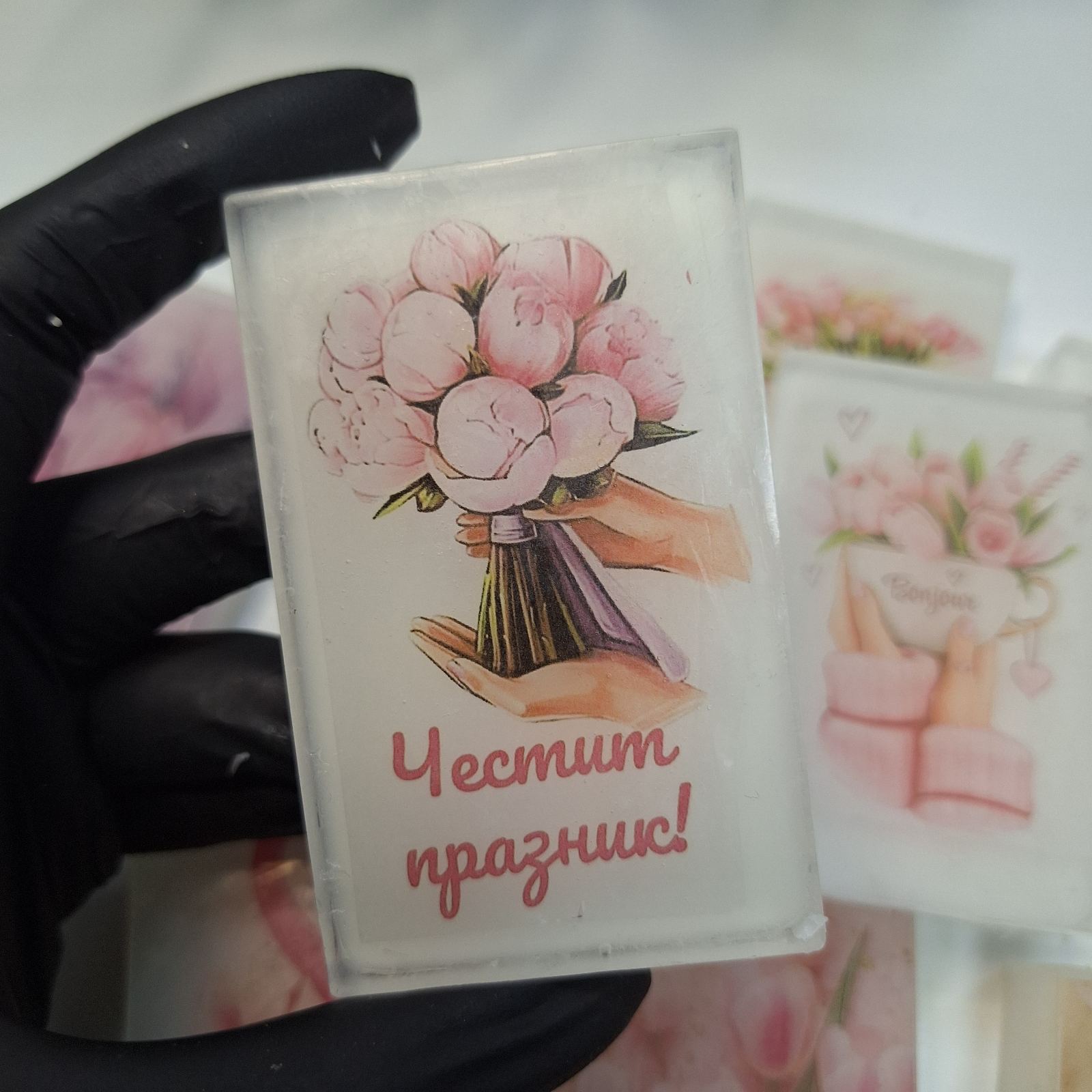 Мак в прозрачна кутия